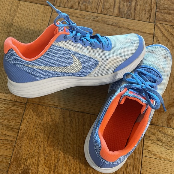 Nike shoes - Picture 3 of 5